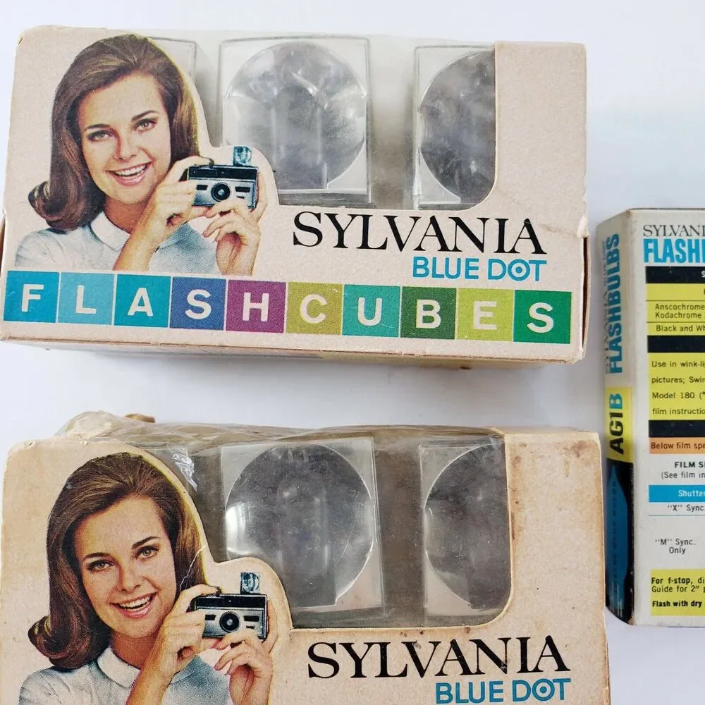 2 Sylvania Blue Dot Flash Cubes & Bulbs Vtg Camera Accessory Photography Parts